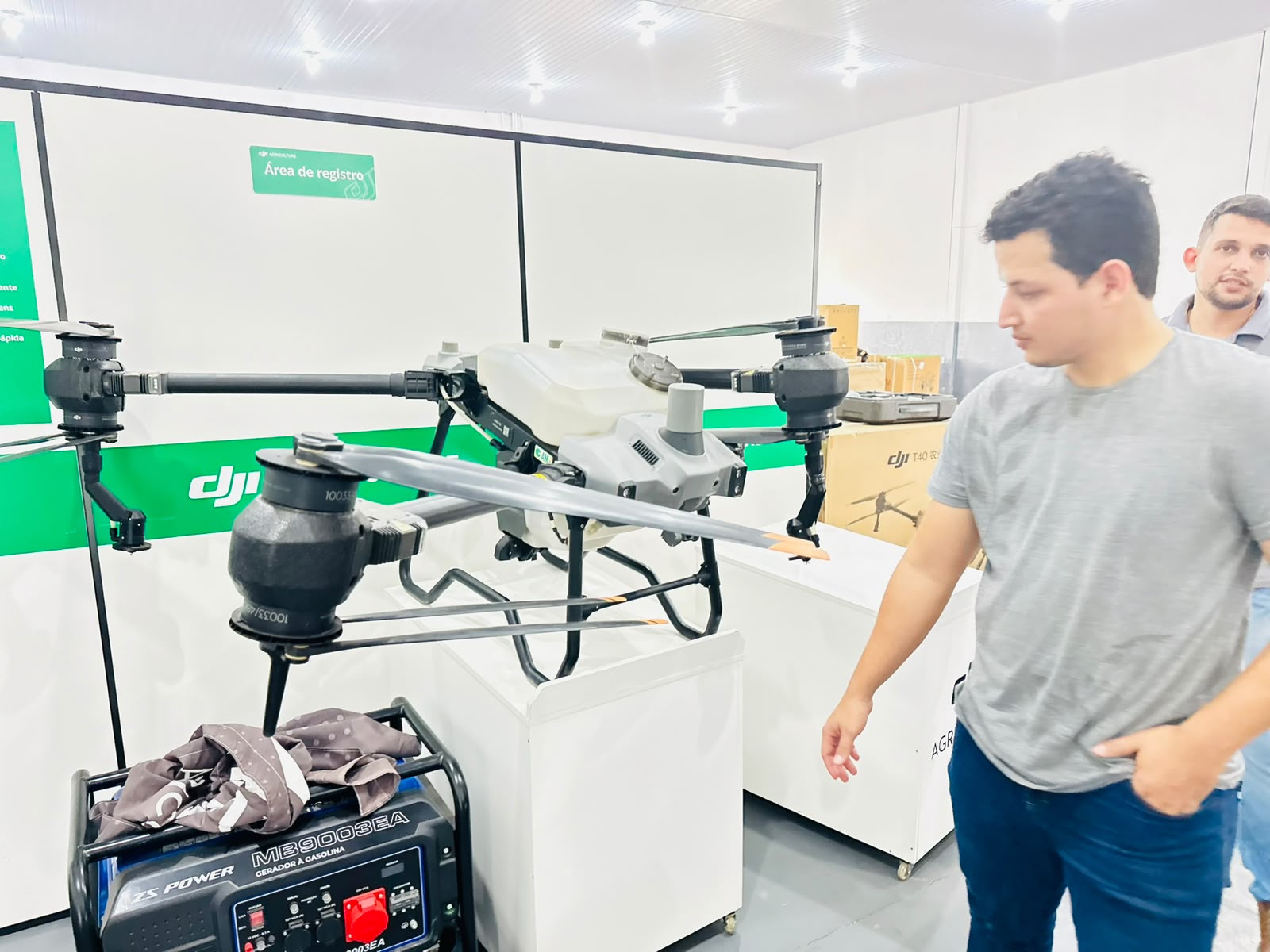 Drone agrícola DJI em exposição