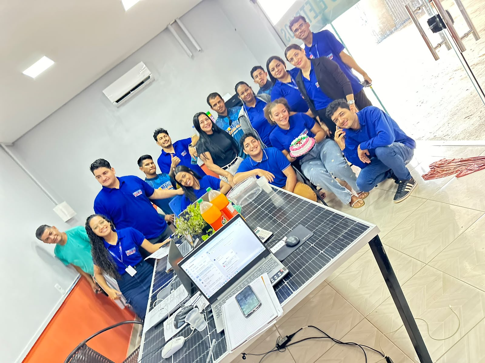 Equipe da Cone'Sul Energia Solar reunida no escritório
