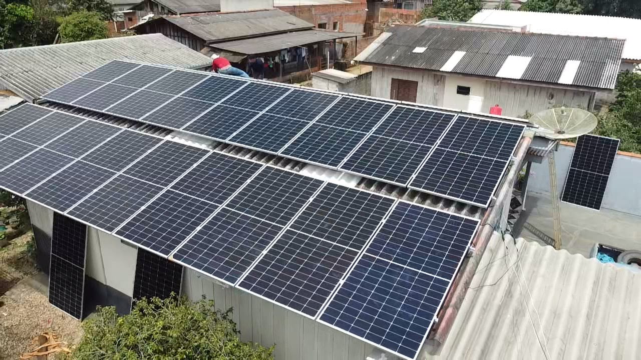 Sistema fotovoltaico instalado em telhado