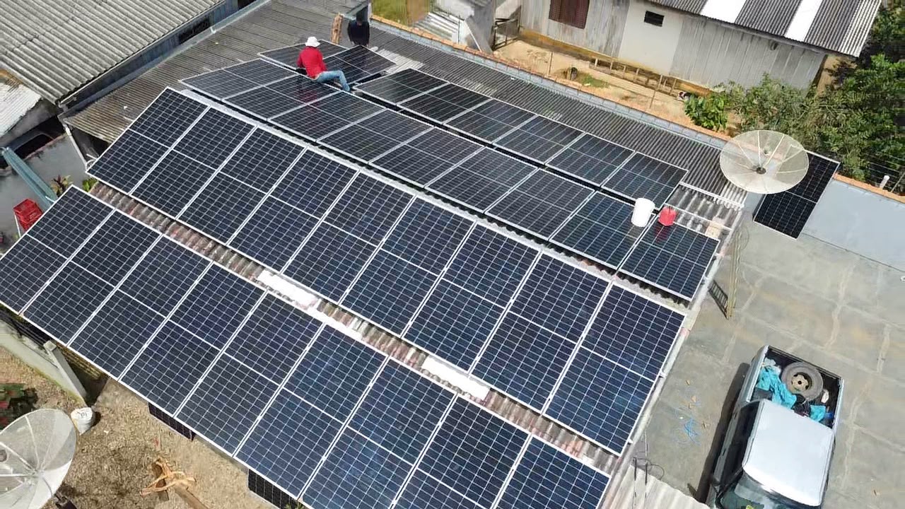 Painéis solares instalados em telhado residencial